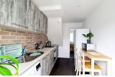 Image de Station Heights: 3 Bedroom Town House with Garden.