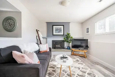 Image de Bright and beautiful 2 bedroom minutes to ocean & shopping