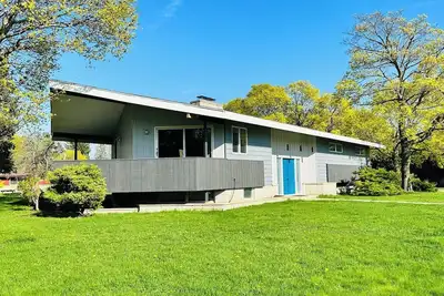 Image de Mid Century Modern, Large 5 bedroom 3 Bath. Walk to Lake Michigan, golf, town!