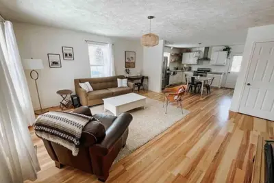 Image de Modern Boho w/ Hot Tub near Hospitals & Downtown