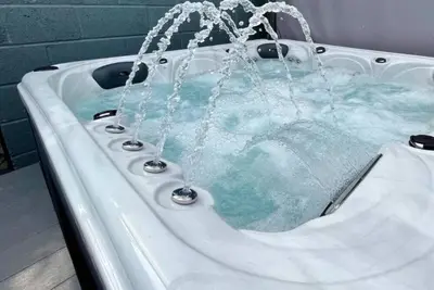 Image de Discover the Ultimate Retreat, W/hot Tub, Unwind and Recharge-100mtr From Beach