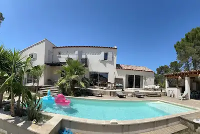 Image de Demeure De Charme PRIVATISÉE -CLIMATISÉE -Piscine-Patio-Petanque En Garrigue