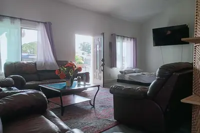 Image de 2-bedroom 2-bathroom small house next to a park