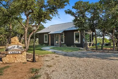 Image de An Enchanted Casita-Sleeps 4, Hot tub/Firepit, Pool