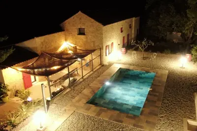 Image de Maison spacieuse et agréable avec piscine pour 12