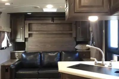 Image de Glamp in a cozy Rv waking up to Nature Trails out your front door.