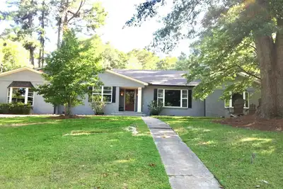 Image de Spacious “Old Oxford” home within walking distance to the Square and the Grove.