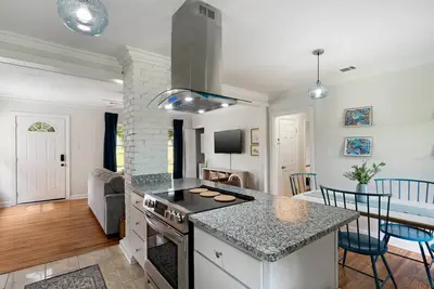 Image de Centrally Located and Pet-Friendly Blue Suede Bungalow