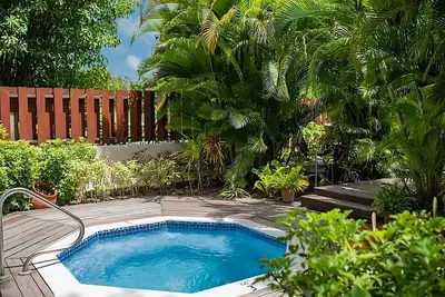 Image de 3 Spacious Units w/ Kitchenettes! Free Parking! Short Drive to Mahogany Bay!