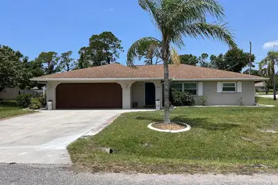 Image de Newly renovated 3 bdrm/2 bath Venice home, 10 min to beach, dog friendly!