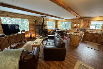 Image de Cozy two bedroom cabin with hearty Firewood Stove/Game Room