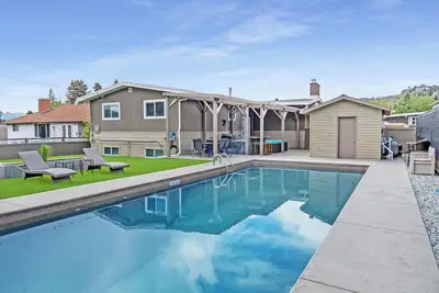 Image de \"The Grand Oasis\"  (Pool & Spa house great for large groups)