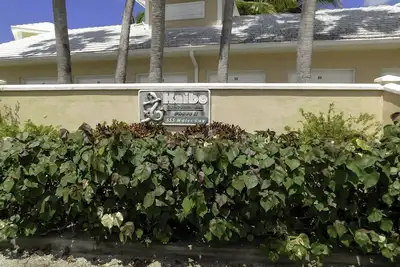 Image de Stunning beachfront condo. Relax, Enjoy, Sunset, RumPoint, Pool & Heated Jacuzzi