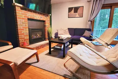 Image de Cozy Getaway! King Bed, Gas Fireplace, Bbq Grill, Fire Pit & Games!