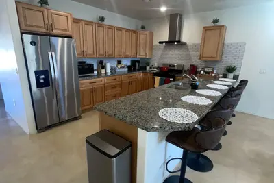 Image de 2, 100 sqft \"Gem\" in highly desirable Casas Adobes. 2 minute walk to Golf Resort!