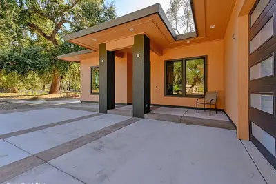 Image de Three Bedroom with private river access