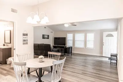 Image de Beautiful cozy cottage fully fenced near town and springs