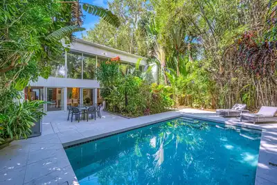 Image de Wonderful Tropical Pool House Miami Coconut Grove