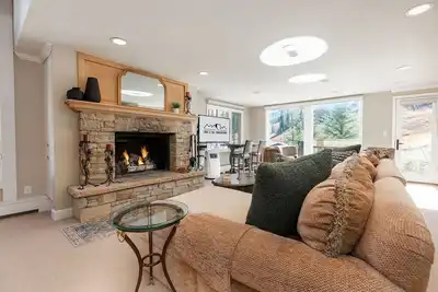 Image de Two-level corner condo w/ fireplace, amazing mountain views, spa  and  hot tub access