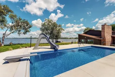 Image de Lakeside Getaway - Games, HotTub & Space to Gather