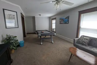 Image de 5 min to the Corning Museum of Glass! Family-sized Duplex w/ pool table & patio