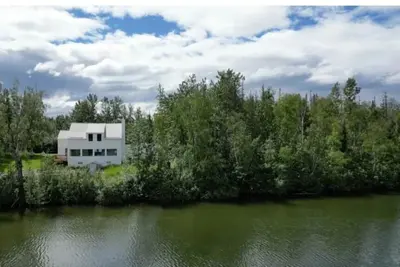 Image de Historic Lakeside Scandinavian Farmhouse