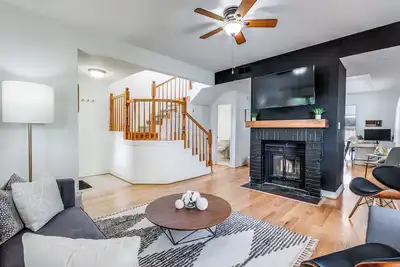 Image de Prime Location, Modern Comfort: 2-Br Townhome in Dallas