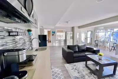 Image de Stunningly Private, Spacious, & Bright Walkout Suite