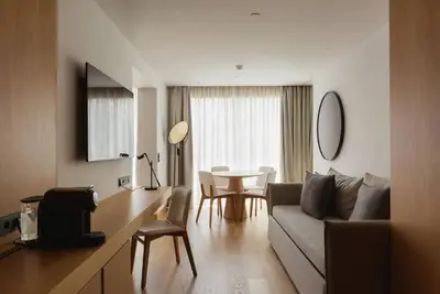 Image de Castle Glimpses, Magical Light Show & Pool Bliss—Your Lisbon Retreat Awaits