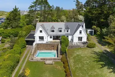 Image de Beautiful Home with Pool Overlooking Camel Estuary