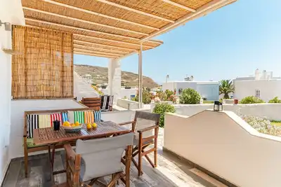 Image de Maison de vacances 'Porto Galini Tinos Triantaros 104' avec terrasse privée, Wi-Fi et climatisation