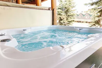 Image de Three level townhouse near Happy Valley with private hot tub, two queen bedrooms, big bunk room, full kitchen, smart Tv, & parking. Easy walk to the gondola with a groomed trail back. Perfect for families, friends, & mountain days year round.