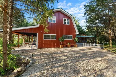 Image de Rustic Barn | Sleeps 12 | Outdoor Games | Fire Pit | Breathtaking Views - Cozy Nightlife