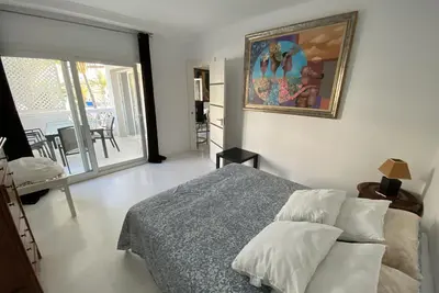 Piso de Lujo en Puerto Banús con 3 Piscinas Ideal Para Familias