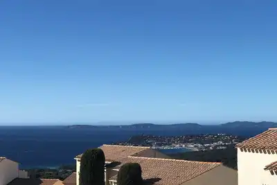 Image de Magnifique vue sur les Îles, appartement joliment décoré et climatisé, piscine