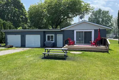 Image de Awesome 3 bedroom cottage located close to Lake Huron. Watch the sunset off deck