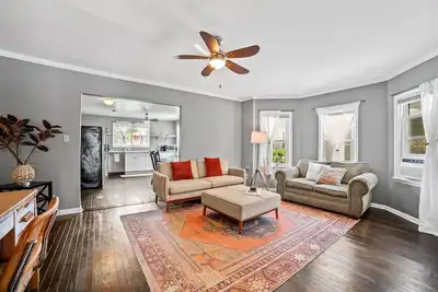 Image de Artistic apartment with pool, 5-min to downtown