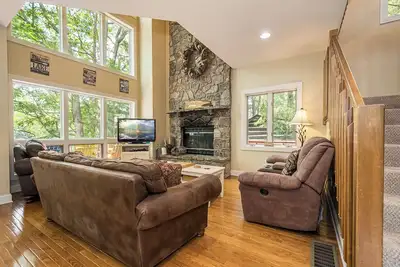 Image de Loch Haven | Lakefront & Dock! Pool Table + Hot Tub!