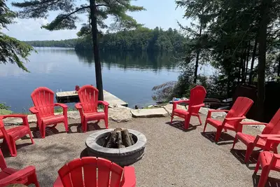 Image de Waterfront cottage nestled between the trees
