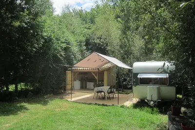 Image de Caravane Vintage à l'orée des bois avec son bain à remous