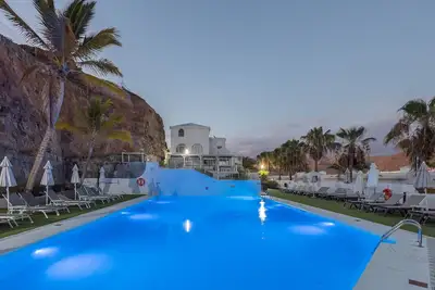 2br Private Terrace House - Solarium & Pool