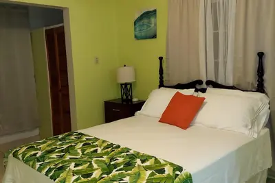 5 minutes to the beach! Cozy 2 Bedroom & Bathroom with balcony & scenic views