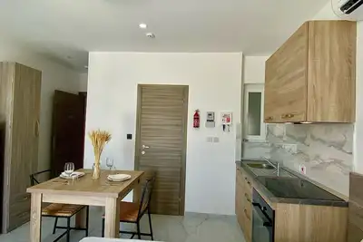 Image de Sea-View Studio Penthouse – Combined Living, Bedroom and Kitchen as in photo