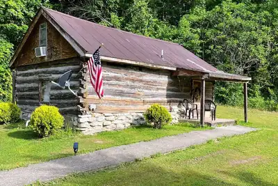 Image de Quaint old fashioned cabin, Loft, Grill, Fire Pit!