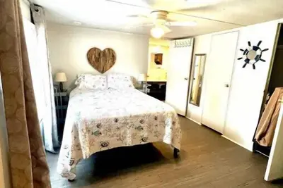 Image de The Hideaway, Cozy pet friendly place to stay minutes to the beach.