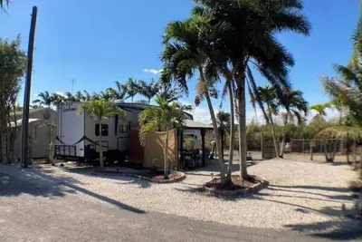 Image de South Miami Camper for Rent on 5 acre farm