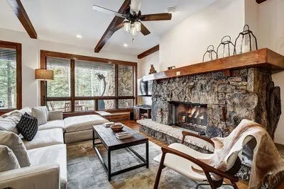 Image de Ski-in/Ski-out 2 Br Condo, Heart of Bachelor Gulch by RedAwning