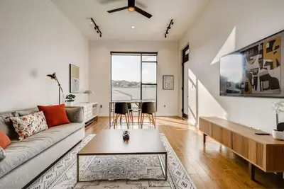 Image de Most beautiful stylish condo in South Austin\n