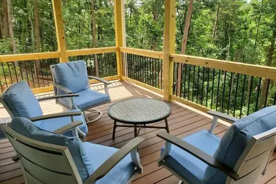 Hot Tub + Pool Table ★ Downtown Mountain Views in Helen ★