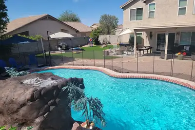 Image de Spacious Glendale Home! Pool/Hottub/Waterfall/Firepit/PutPut/Bbq/Huge Yard/Games